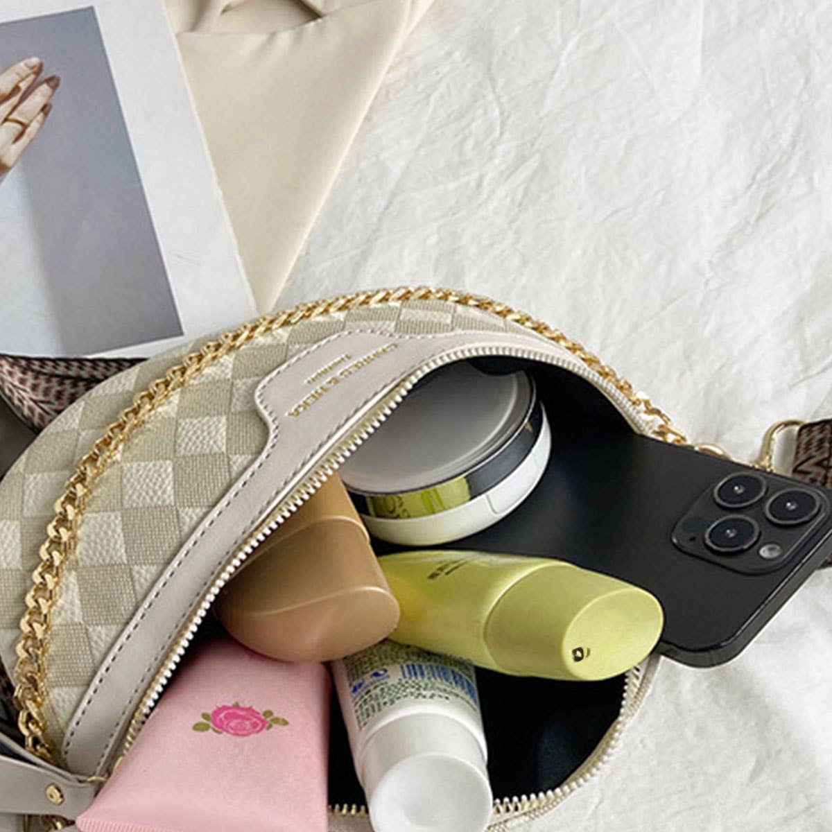 PYRAMID CHECK EVERYDAY HANDBAG