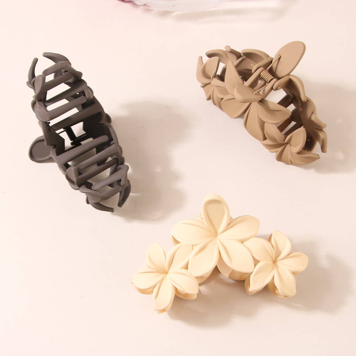 3-Flower Matte Petal Hair Claw – Vintage & Elegant